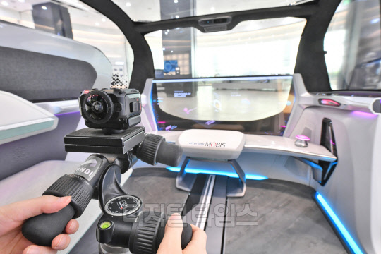 현대모비스가 용인 기술연구소 내 기술 홍보관에서 해외수주 마케팅 활동에 활용할 주요 제품 가상현실(VR) 콘텐츠를 제작하고 있다.  현대모비스 제공